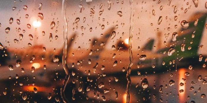 Kesendirian, Hujan, dan Desember dalam Puisi